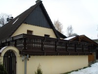 Rodinný dům-střecha garáže Petrovice, TYP KRAWARN s soklem montovaný se sklonem střechy