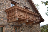 Dřevěný balkon s řezbou dle přání zákazníka, rodinný dům Hostěradice